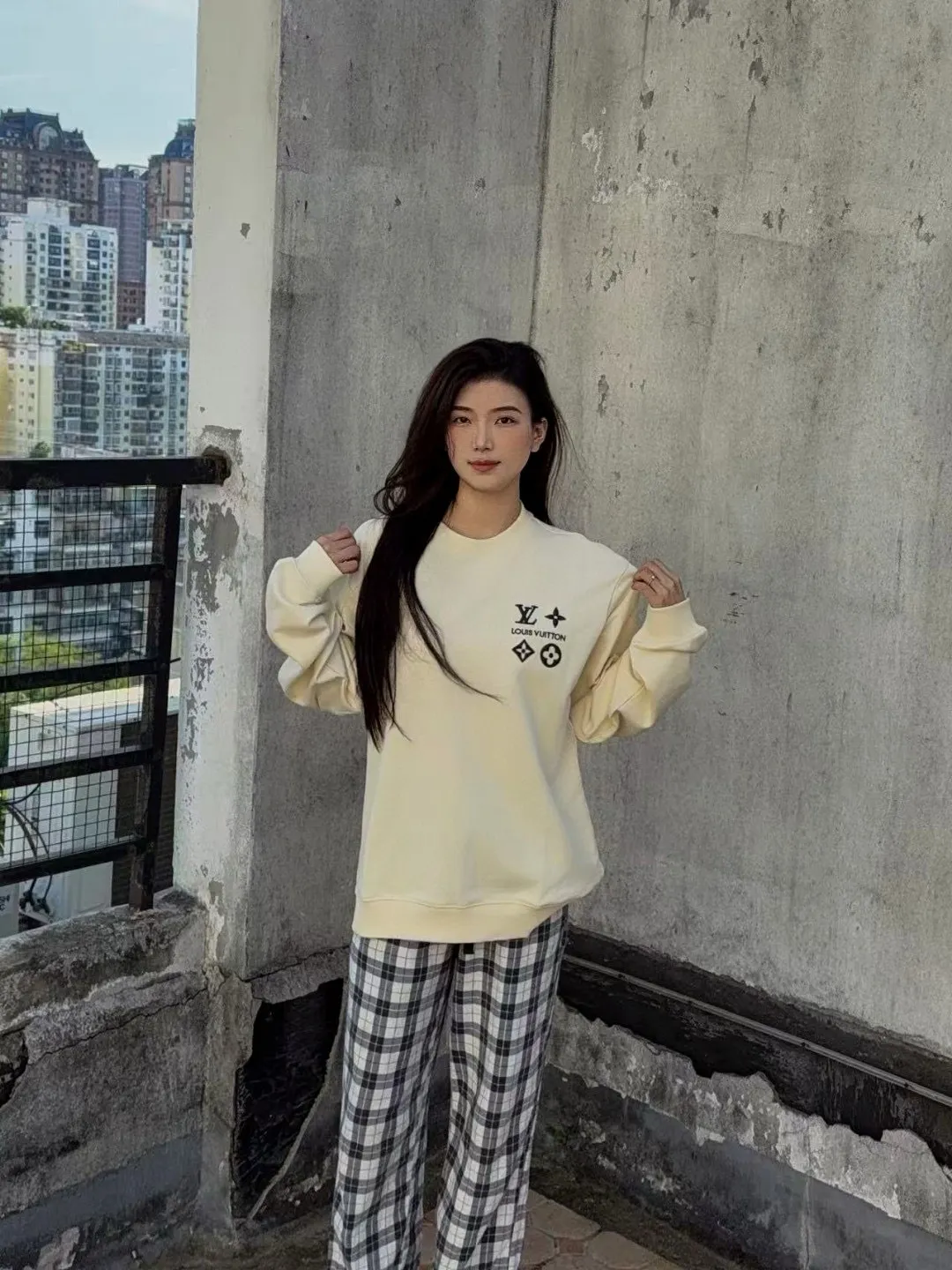 Louis Vuitton/Louis Vuitton 25Fw chest four-flower embroidery crew neck sweatshirt